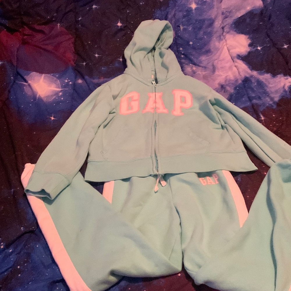 My kid didn’t fit now anymore so I’m giving it up for five dollars